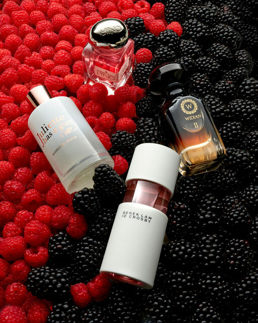 Fragrance production for the Ludwig Beck Magazine Summer 2019 Four perfumes are arranged on raspberries and blackberries.