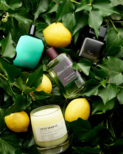 Fragrance production for the Ludwig Beck Magazine Summer 2019 Three perfumes and two lemons lie on a bed of lemon leaves.