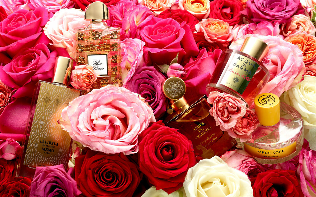 Fragrance production for the Ludwig Beck Magazine Summer 2019 Several perfumes are arranged on a bed of red, white and pink roses.