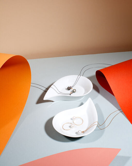 Special KPM pieces combined with jewellery from Wempe jewellery Chains and rings lie in two drop-shaped side dishes, created by the Milanese designer Enzo Mari