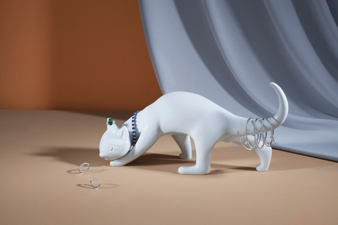Special KPM pieces combined with jewellery from Wempe jewellery KPM porcelain figure "Sneaking tomcat", designed by Johannes Henke and decorated with ring, bracelet and spiral bangle