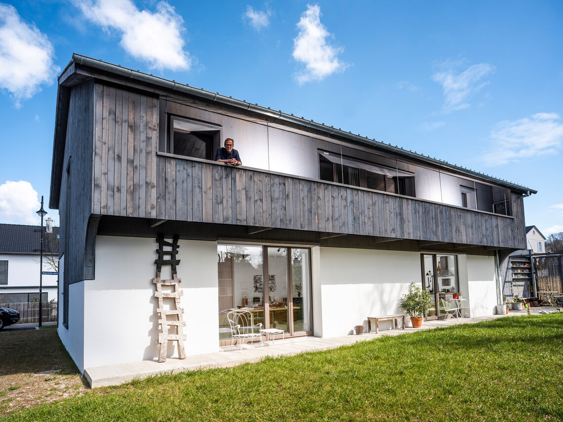 Ungewöhnliche Architektur: Ein Besuch zuhause bei Künstler Hans Panschar Vorderansicht von Hans Panschars Haus inklusive Garten