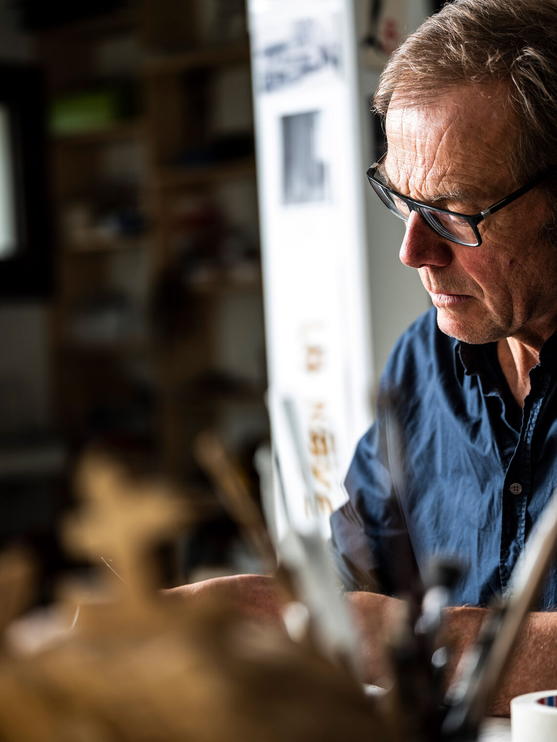 Ungewöhnliche Architektur: Ein Besuch zuhause bei Künstler Hans Panschar Profil von Hans Panschar, der konzentriert arbeitet