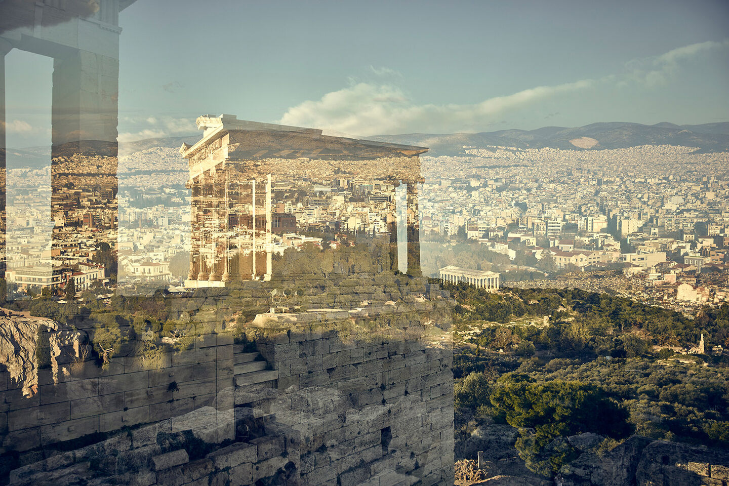 Range Rover Evoque Testfahrt: Roadtrip durch Athen Akropolis spiegelt sich in der Frontscheibe des Range Rover Evoque mit Blick auf Athen