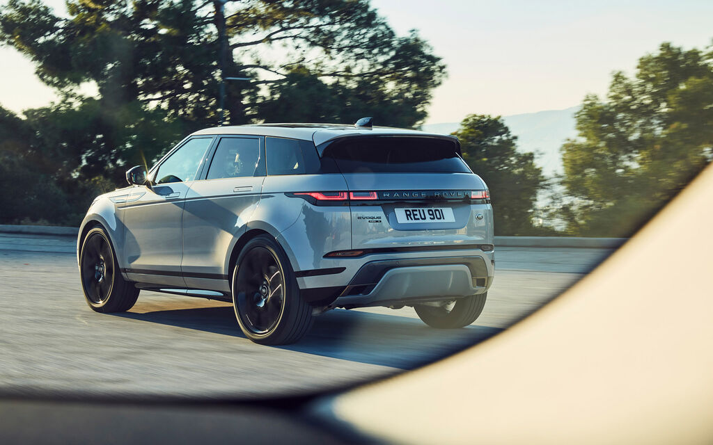 Testfahrt mit dem Range Rover Evoque 2019: Roadtrip durch Athen Range Rover Evoque, aus einem anderen Auto heraus fotografiert, fährt auf von Bäumen gesäumter Straße