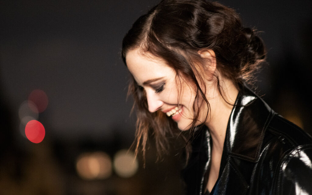 Eva Green im Porträt: So tickt die Schauspielerin privat Porträtfoto von Schauspielerin Eva Green mit schillerndem schwarzen Blazer