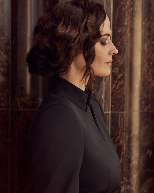Eva Green im Porträt: So tickt die Schauspielerin privat Seitliche Portätaufnahme von Eva Green mit Dutt und hochgeschlossener schwarzer Bluse