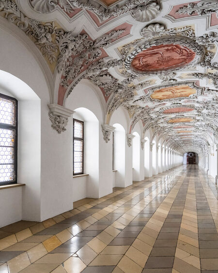 Innenaufnahme einer mit Stuck verzierten Halle in Kloster Wessobrunn