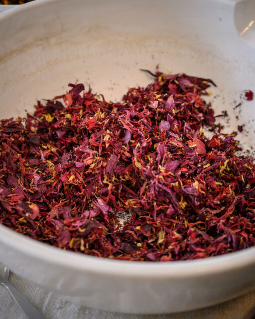 Bayerische Klöster im Wandel der Zeit: Naturkosmetik aus Kloster Wessobrunn Rote und gelbe getrocknete Blüten in großer weißer Apothekerschale