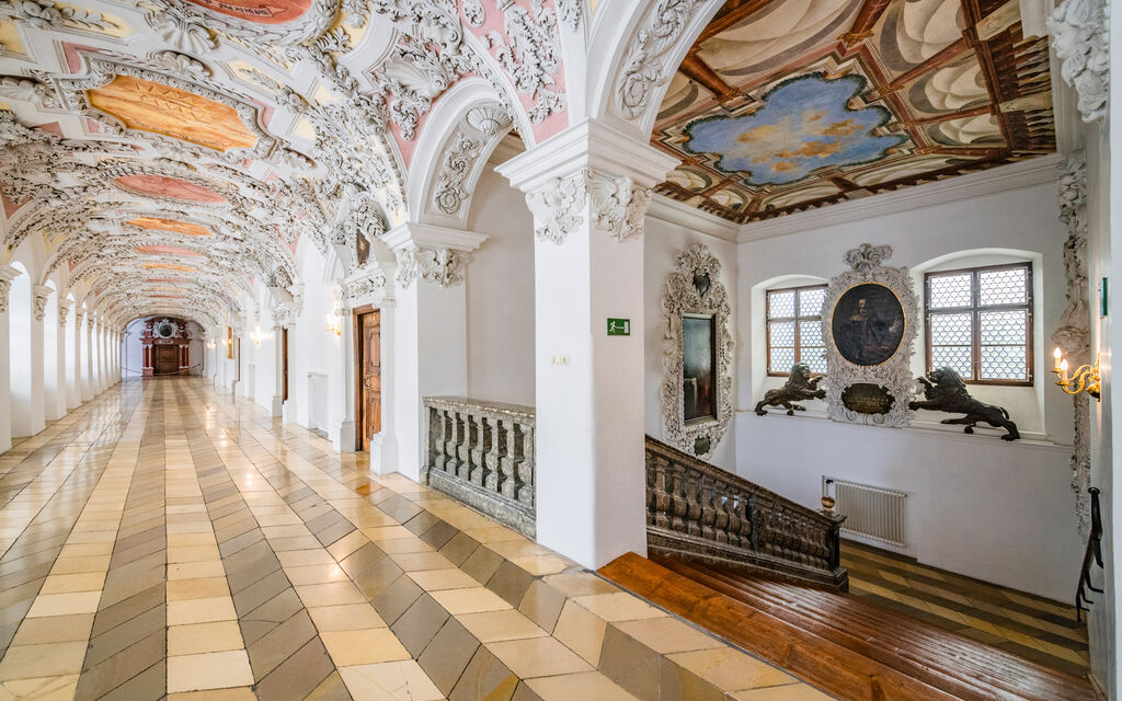 Bayerische Klöster im Wandel der Zeit: Einblicke ins Kloster Wessobrunn Innenaufnahme eines schmuckvollen Treppenaufgangs im Kloster Wessobrunn