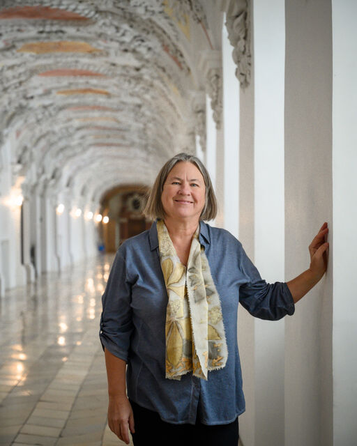 Heilige Hallen: Wie Martina Gebhardt im Kloster Wessobrunn Naturkosmetik herstellt Martina Gebhardt steht in der Stuckhalle des Klosters Wessobrunn