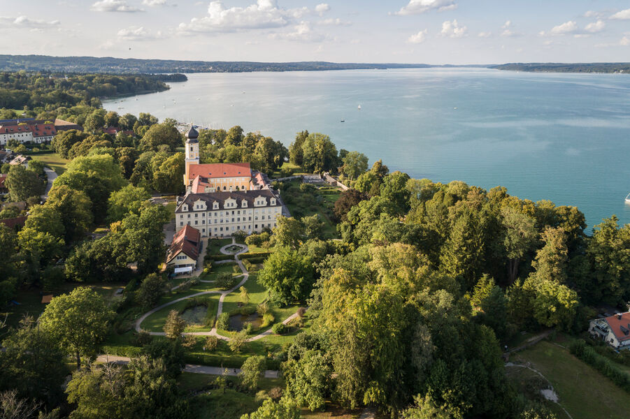 Bayerische Klöster im Wandel der Zeit: Einblicke in Kloster Bernried, Kloster Wessobrunn und Co. Luftaufnahme des Klosters Bernried mit Starnberger See im Hintergrund