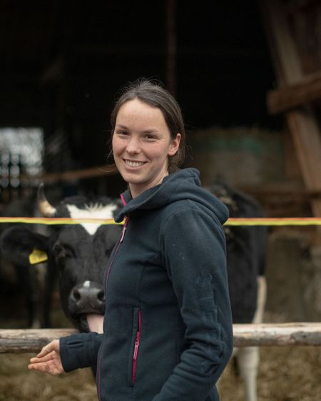 Jungbäuerin Julia Galloth steht vor Kuhstall