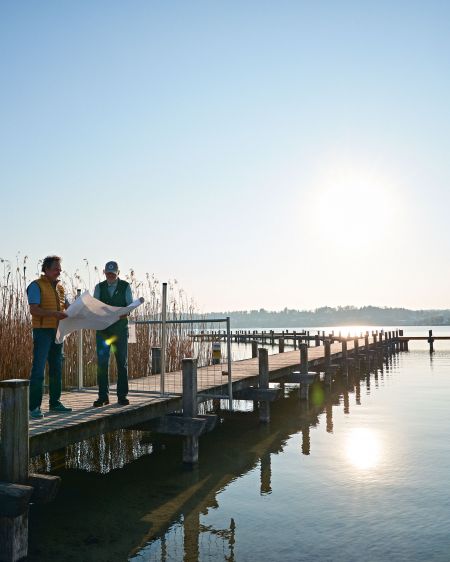 Anderl and Karl-Michael Friedinger stehen auf Steg am See