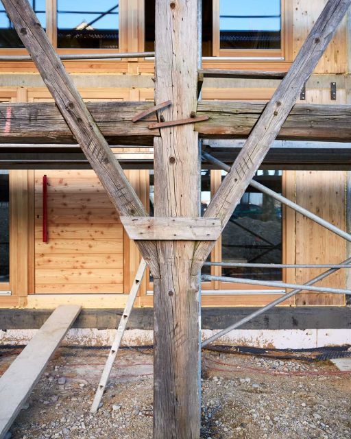 Anderl and Karl-Michael Friedinger in an interview for SeeMagazin Wooden beam stands in front of wooden barn with scaffolding