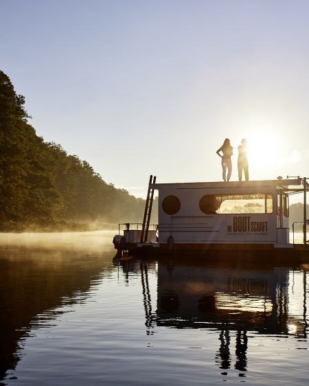 Hausboot beim Sonnenuntergang auf der Havel