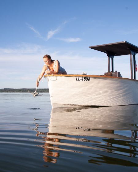 Junge Frau lässt Anker ins Wasser