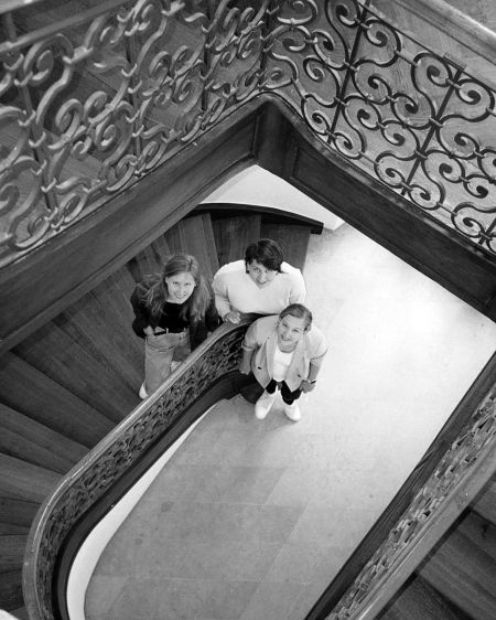 Laura Nerbel, Lydia Hilebrand und Elena Straßl im Treppenhaus von oben fotografiert