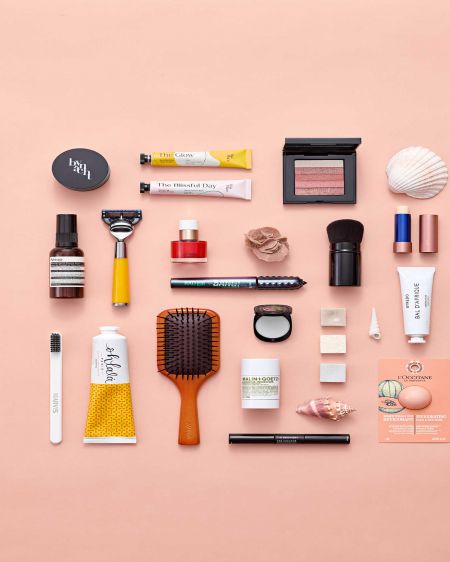 Kosmetik und Pflege-Produkte auf orangenem Untergrund