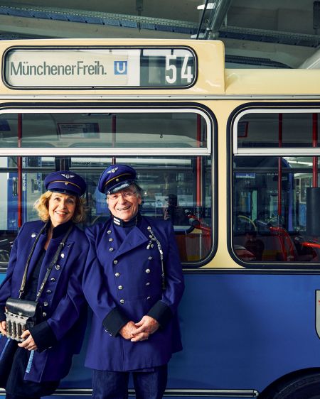 Michaela May & Elmar Wepper stehen vor einer alten Münchner Tram