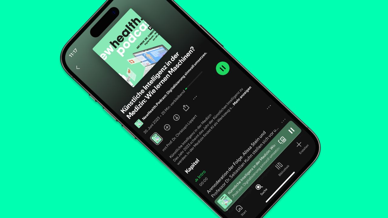 Nahaufnahme eines Smartphones, das die Spotify-Wiedergabeseite für den NewHealth.Podcast mit dem Titel „Künstliche Intelligenz in der Medizin“ anzeigt