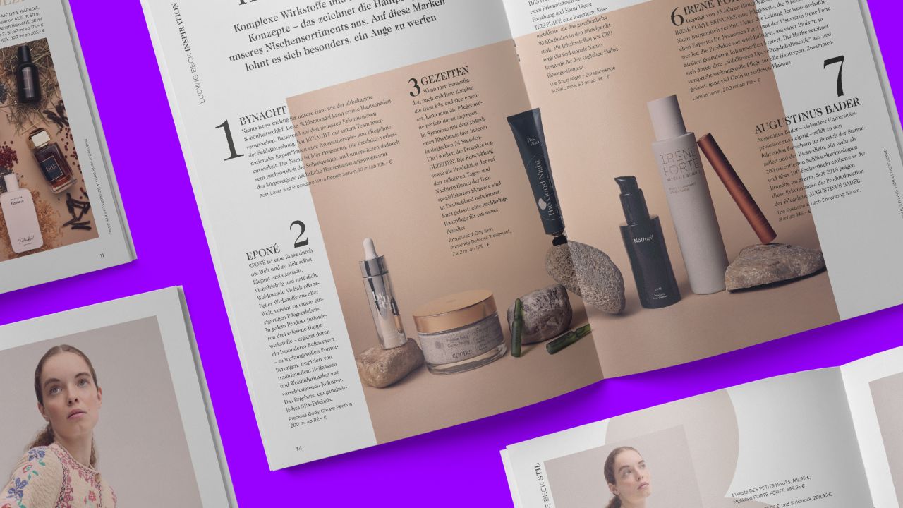 Aufgeschlagene Doppelseite des Ludwig Beck Magazins, die Beauty-Produkte vor einem beigefarbenen Hintergrund präsentiert Aufgeschlagene Doppelseite des Ludwig Beck Magazins, die Beauty-Produkte vor einem beigefarbenen Hintergrund präsentiert