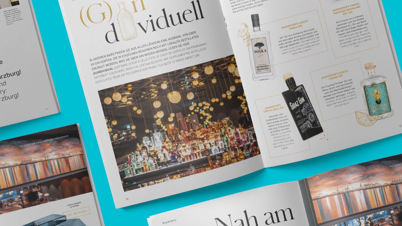 Eine aufgeschlagene Doppelseite aus dem One Design Magazin von Motel One zeigt Artikel mit Fotos einer Hotelbar und verschiedener Gin-Flaschen