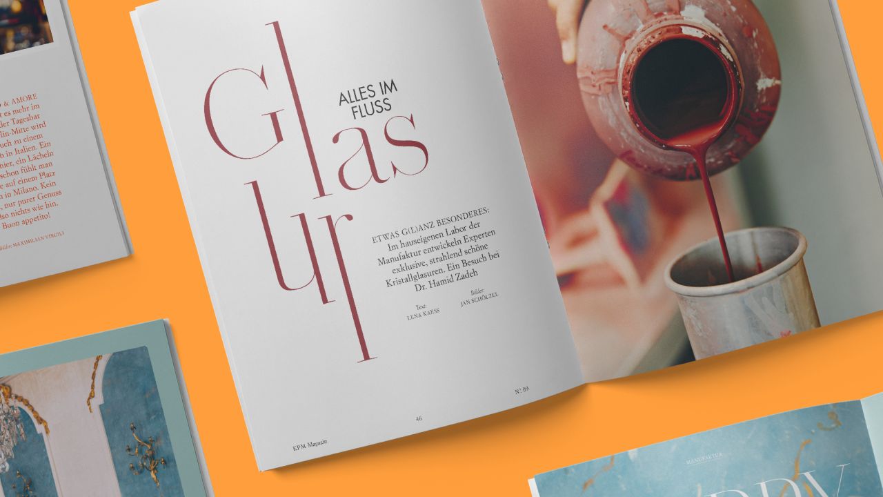 Spread from the KPM customer magazine WEISS with a photo gallery on the topic of glazing