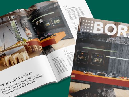 Cover des BORA Magazins Ausgabe 2025 neben einer aufgeschlagenen Doppelseite, die eine moderne Küche mit Kochbereich zeigt
