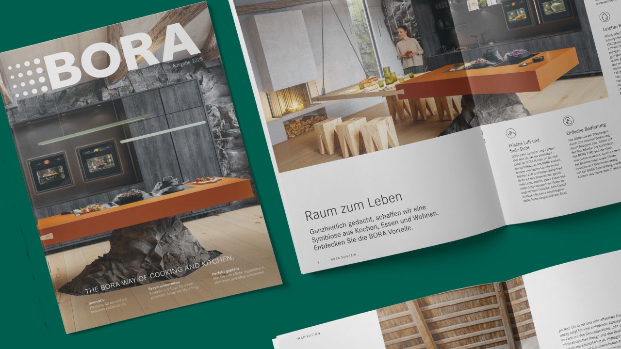 Cover der BORA Magazin Ausgabe 2025 neben einer aufgeschlagenen Doppelseite, die eine moderne Küche mit orangefarbener Kochinsel zeigt