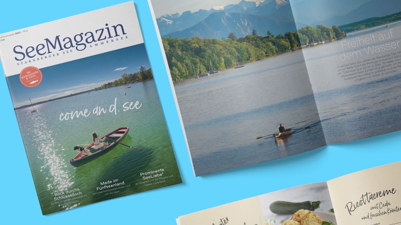 Cover des SeeMagazins 2025 und eine geöffnete Doppelseite, die Fotoszene mit einem Ruderboot auf dem Wasser zeigt. Cover des SeeMagazins 2025 und eine geöffnete Doppelseite, die Fotoszene mit einem Ruderboot auf dem Wasser zeigt.