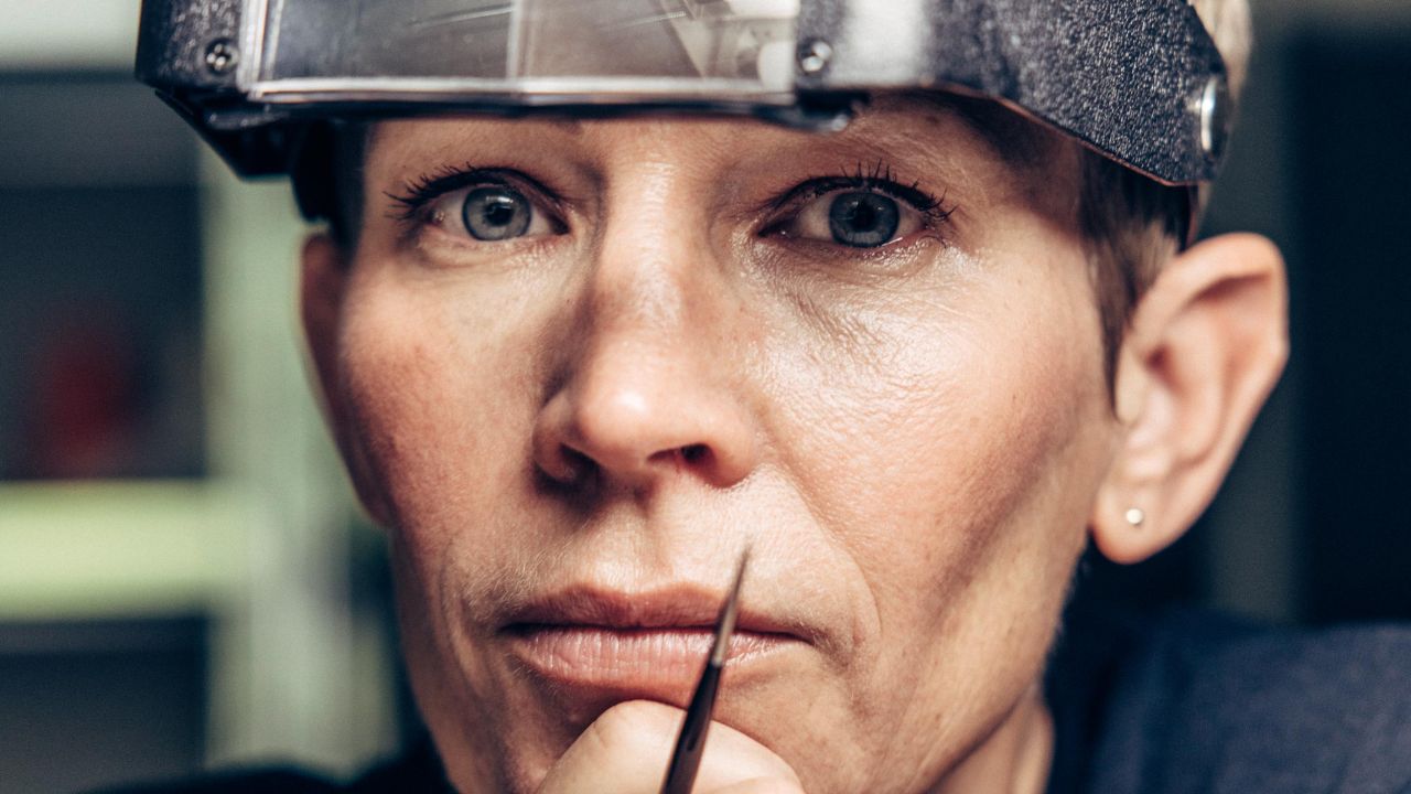 Portrait photo of a restorer at KPM Berlin