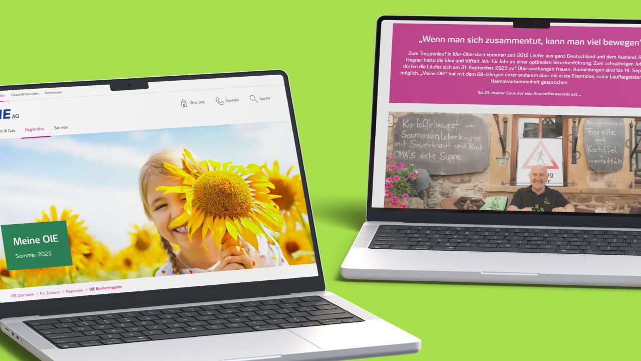 Zwei nebeneinanderstehende Laptops zeigen die Startseite und eine Artikelseite des digitalen Kundenmagazins "Meine OIE".