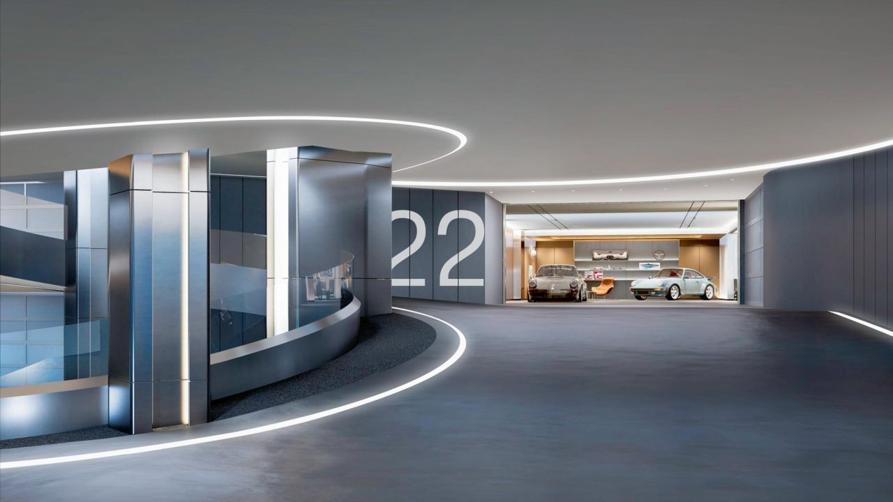 Blick in eine moderne, beleuchtete Tiefgarage in Bangkok mit zwei klassischen Porsches.